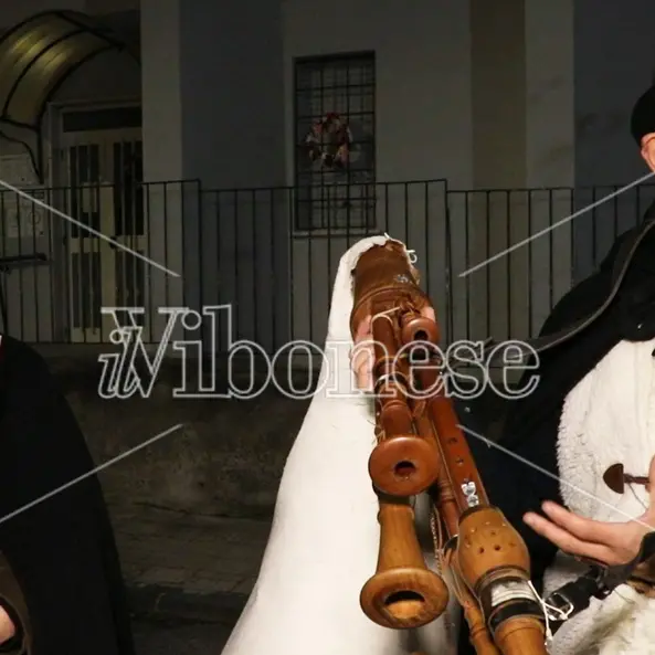 Gli zampognari suonano tra i vicoli di Tropea per la novena di Natale - Video