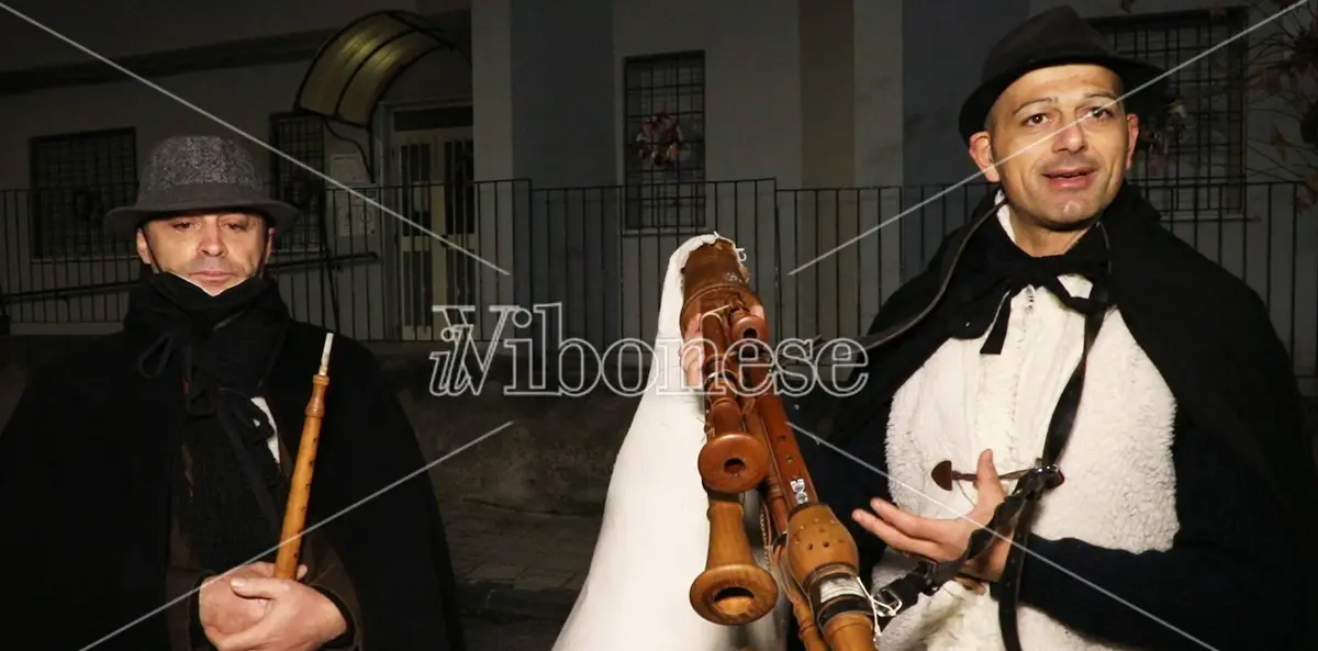 Gli zampognari suonano tra i vicoli di Tropea per la novena di Natale - Video