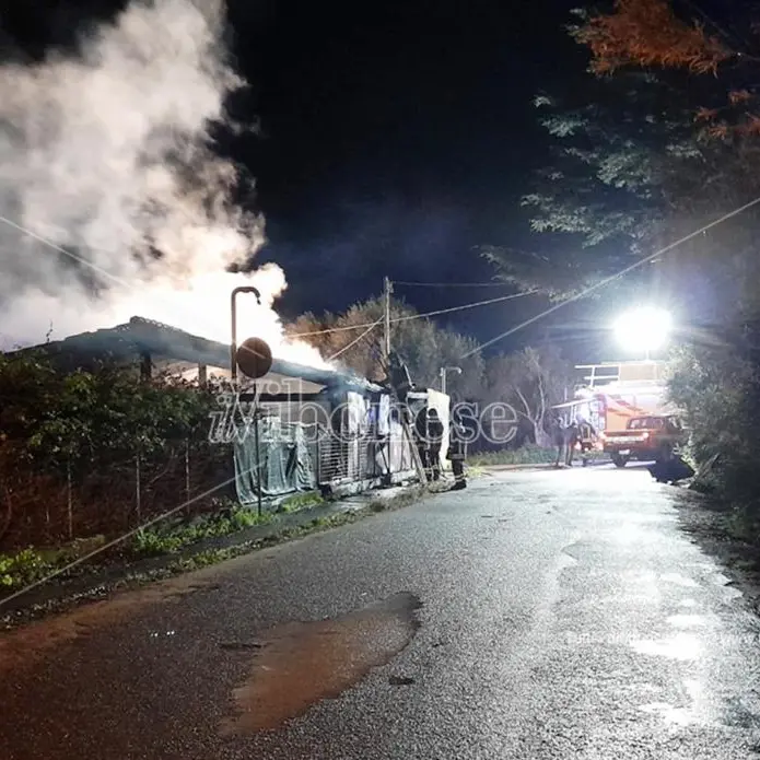 Incendio sul lungomare di Joppolo, in fiamme un ristorante