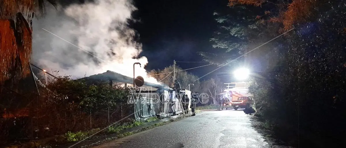 Incendio sul lungomare di Joppolo, in fiamme un ristorante