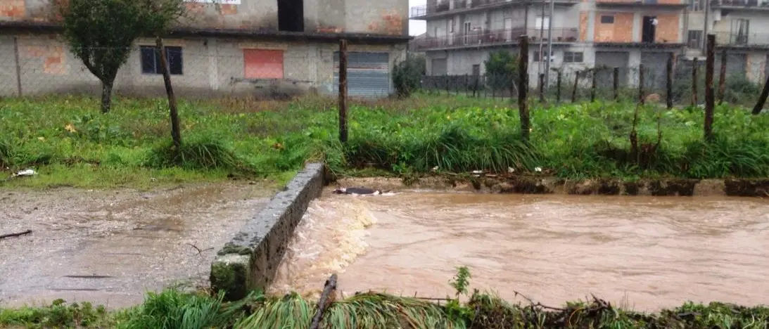 Il maltempo non dà tregua alle Serre, a Simbario esonda affluente dell’Ancinale