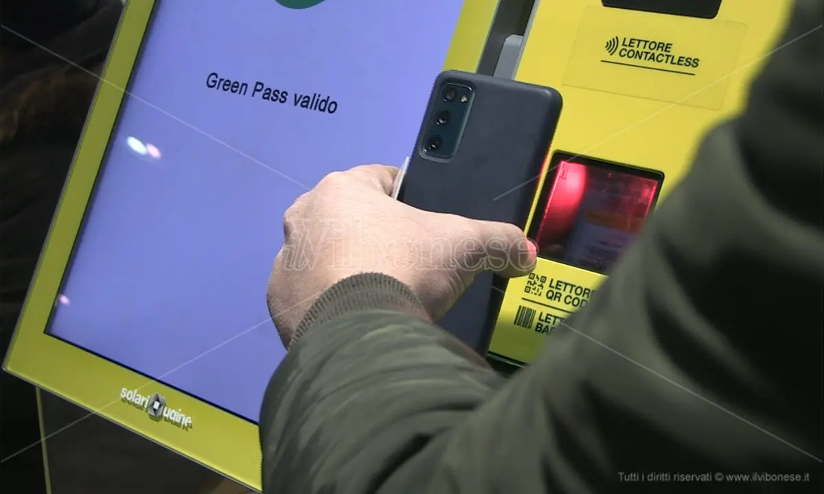 Emergenza Covid, esibizione Green pass: da oggi scatta l'obbligo - Video