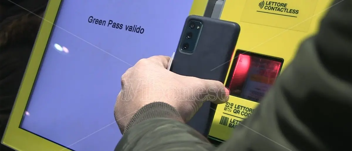 Emergenza Covid, esibizione Green pass: da oggi scatta l'obbligo - Video