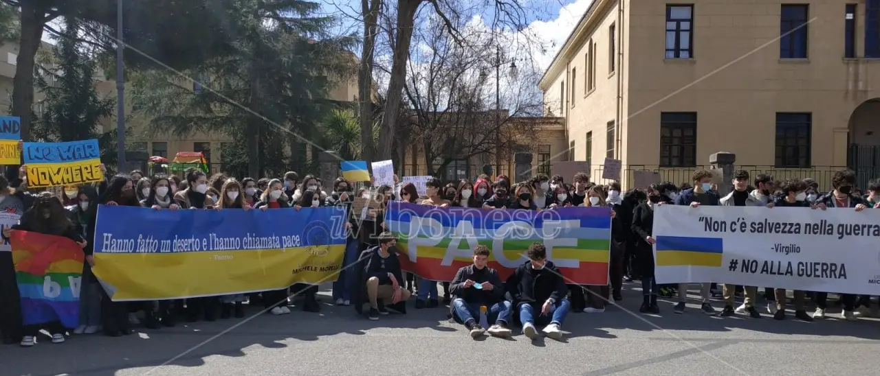 Guerra in Ucraina, dalle scuole di Vibo appello alla pace: in piazza 400 studenti -Video