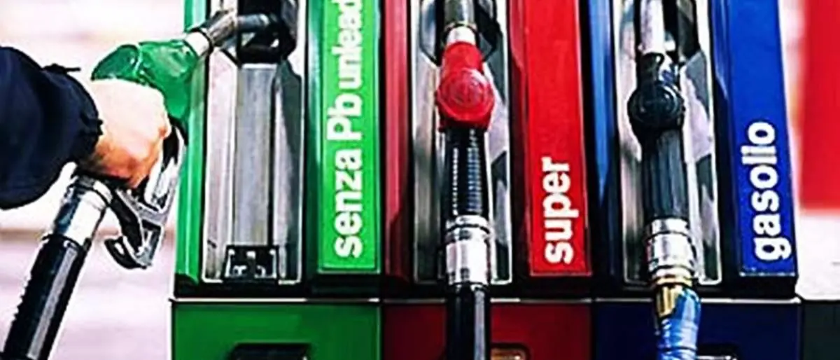 Carburanti, lieve calo dei prezzi per gasolio e benzina