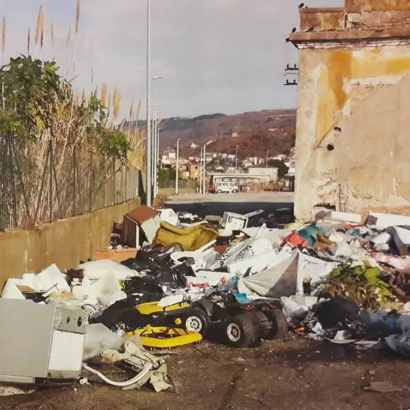 Vibo Marina, la denuncia: “Rifiuti e degrado a due passi dal mercato rionale”