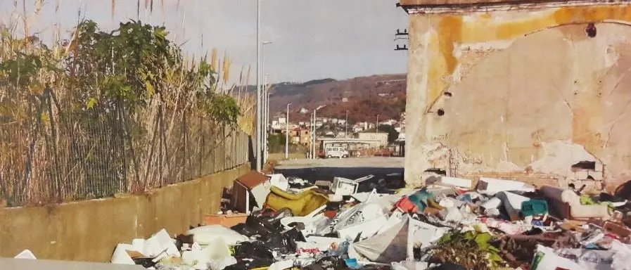 Vibo Marina, la denuncia: “Rifiuti e degrado a due passi dal mercato rionale”