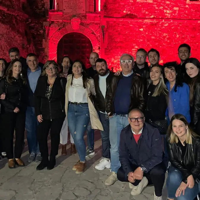 Giornata mondiale della Croce Rossa: Pizzo espone la bandiera e illumina il Castello