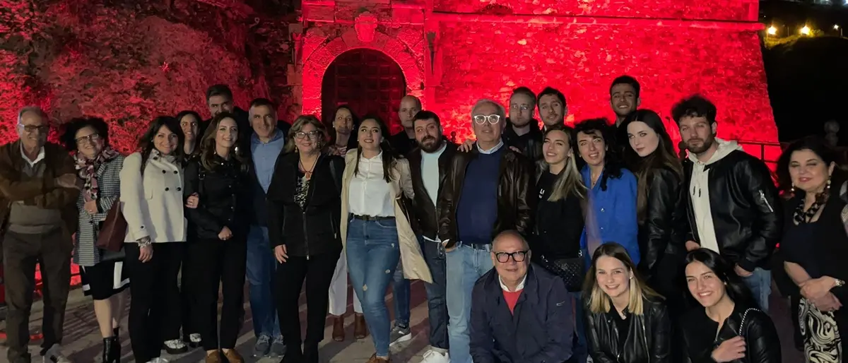Giornata mondiale della Croce Rossa: Pizzo espone la bandiera e illumina il Castello