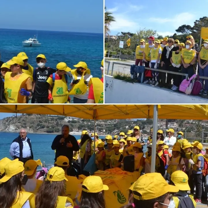 S. Maria di Ricadi, oltre 200 studenti ripuliscono la spiaggia da plastiche e mozziconi