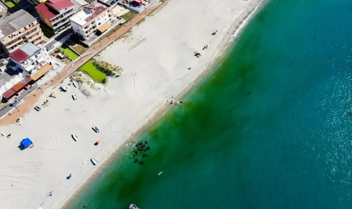 Vibo Marina: peggiora l’inquinamento nel fosso Antonucci, il mare è già verdastro - Video