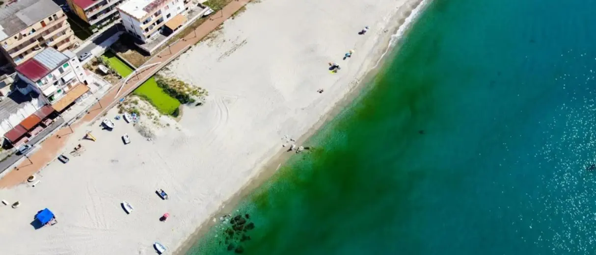 Vibo Marina: peggiora l’inquinamento nel fosso Antonucci, il mare è già verdastro - Video