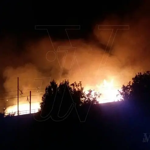 Pizzo, vasto incendio minaccia diverse abitazioni e un ristorante