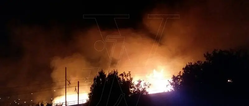 Pizzo, vasto incendio minaccia diverse abitazioni e un ristorante