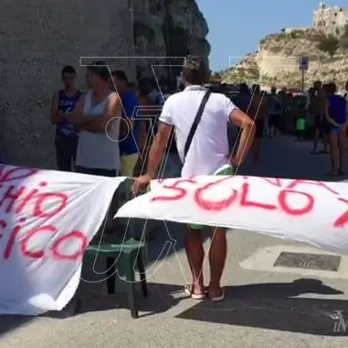 Tropea: il Comune chiude un locale e scoppia la protesta (VIDEO)