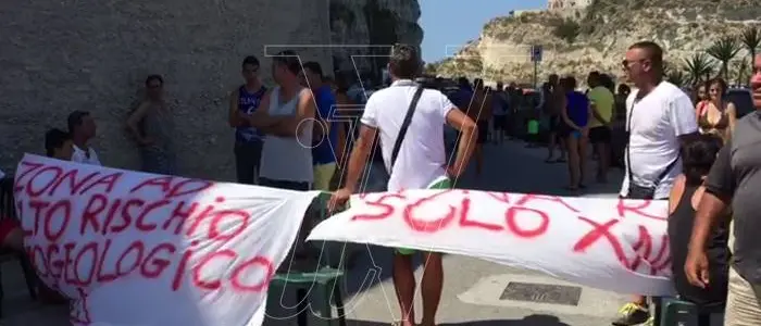 Tropea: il Comune chiude un locale e scoppia la protesta (VIDEO)