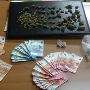 Turisti tedeschi spacciavano a Capo Vaticano per pagarsi vacanza, arrestati