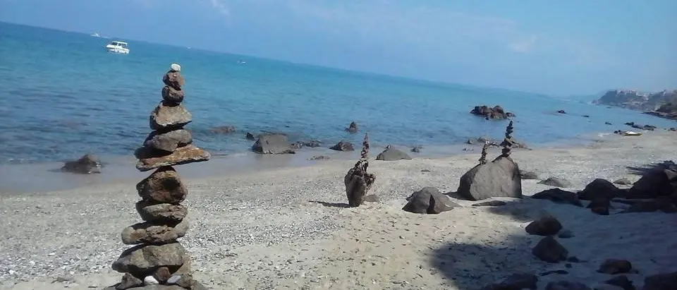 Il “naufrago” di Timpa Janca che realizza totem di sassi e pulisce la spiaggia