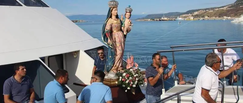 Tradizioni, processione a mare con la Madonna del lume di Favelloni