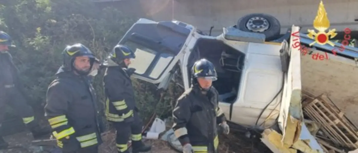 Un tir precipita sotto un ponte lungo la strada statale 106 Jonica: un morto
