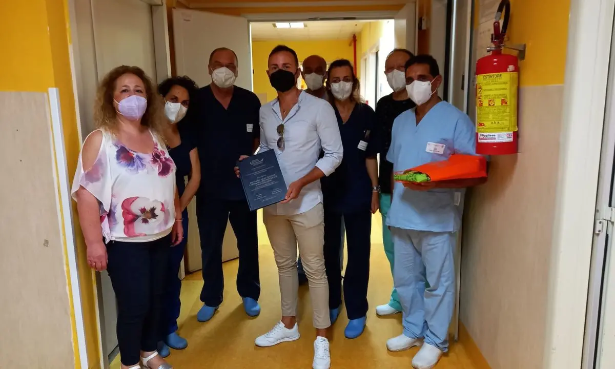 Salvarono la madre dal Covid: il figlio dedica la tesi ai sanitari dell'ospedale di Vibo