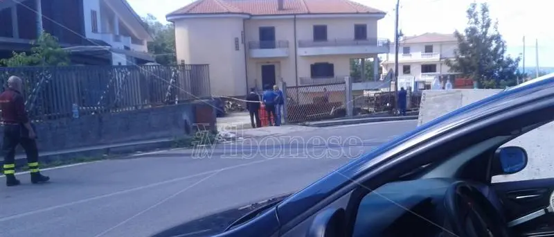 Bomba sotto un’auto a Sorianello, un ferito grave (NOME)