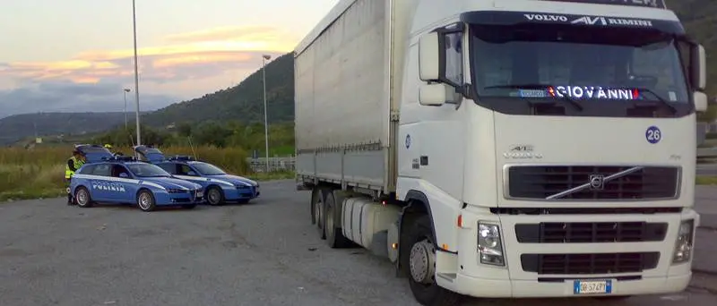 False certificazioni e furto di gasolio, denunce della Polstrada nel Vibonese