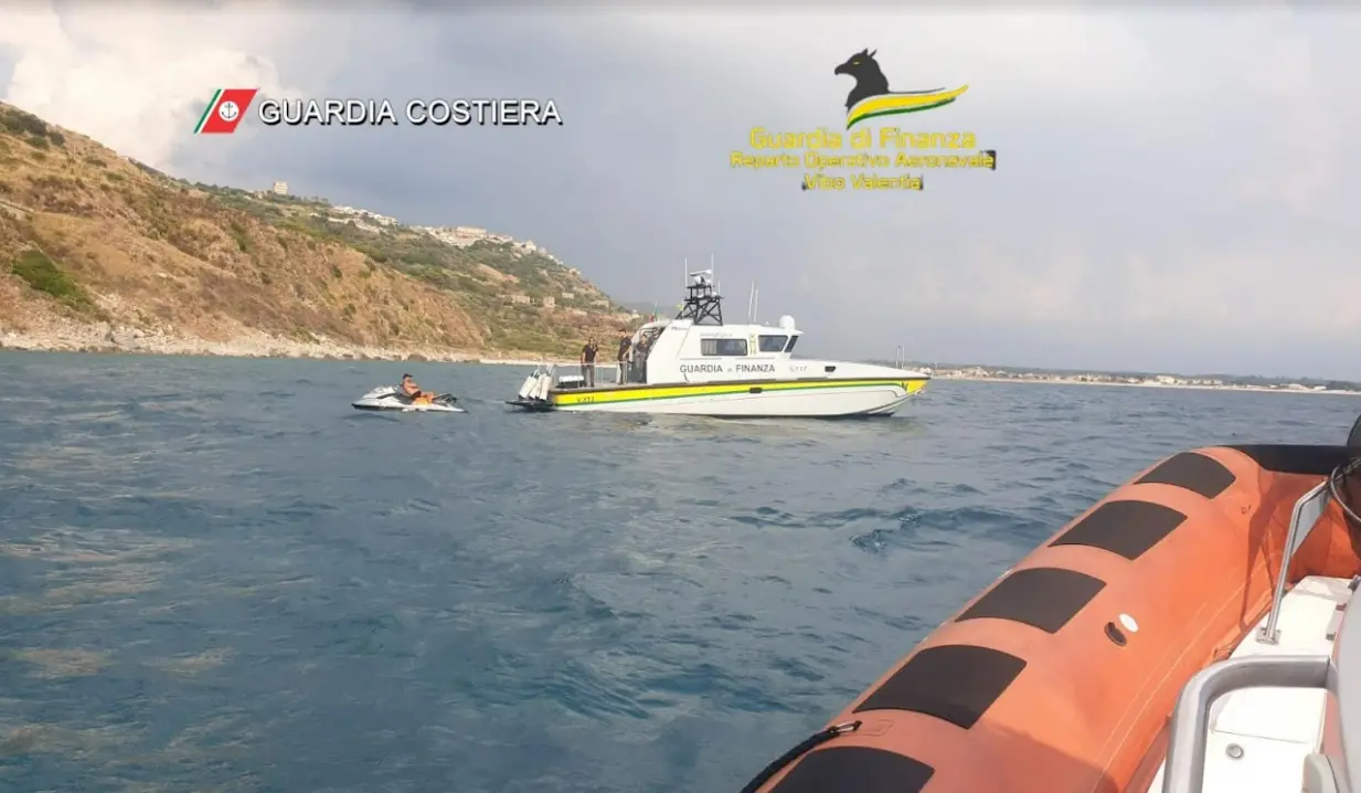 A bordo di una moto d’acqua senza documenti fugge per evitare controlli: maxi multa nel Vibonese