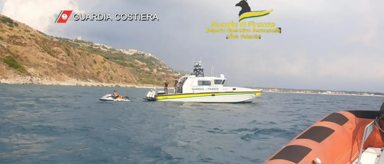 A bordo di una moto d’acqua senza documenti fugge per evitare controlli: maxi multa nel Vibonese