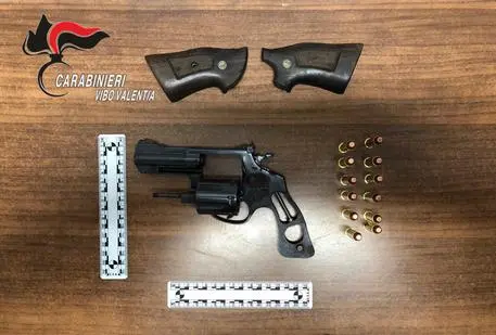 Carabinieri sequestrano pistola a tamburo 357 magnum