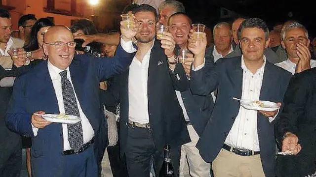 Oliverio, Barilaro e Mirabello durante la festa - Fonte dell\\'immagine: Gazzetta del Sud