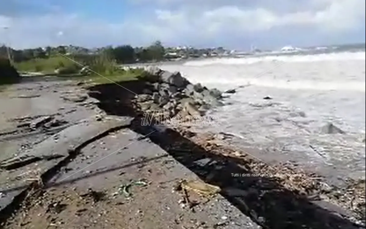 Maltempo nel Vibonese, De Nisi: «Istituire task force dedicata all’erosione costiera»