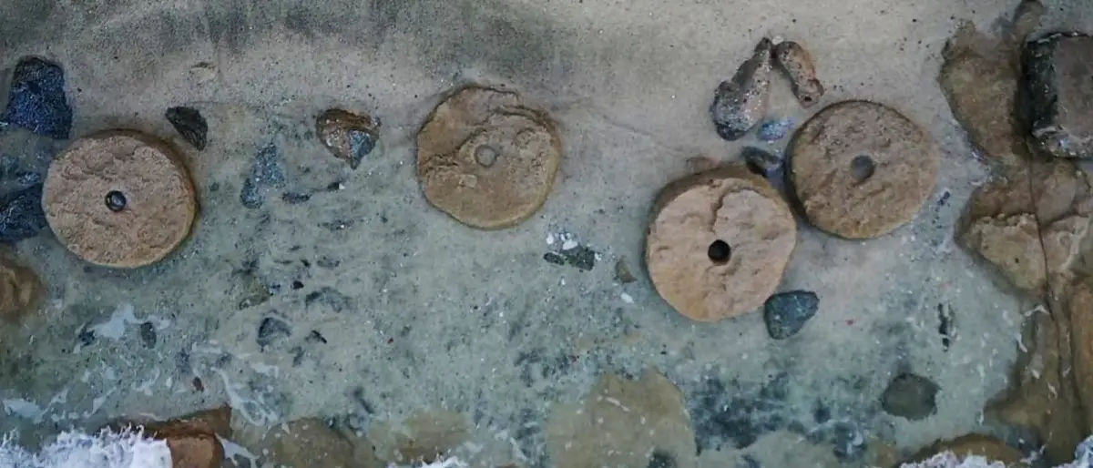 Ricadi, il mare restituisce antiche macine di mulino