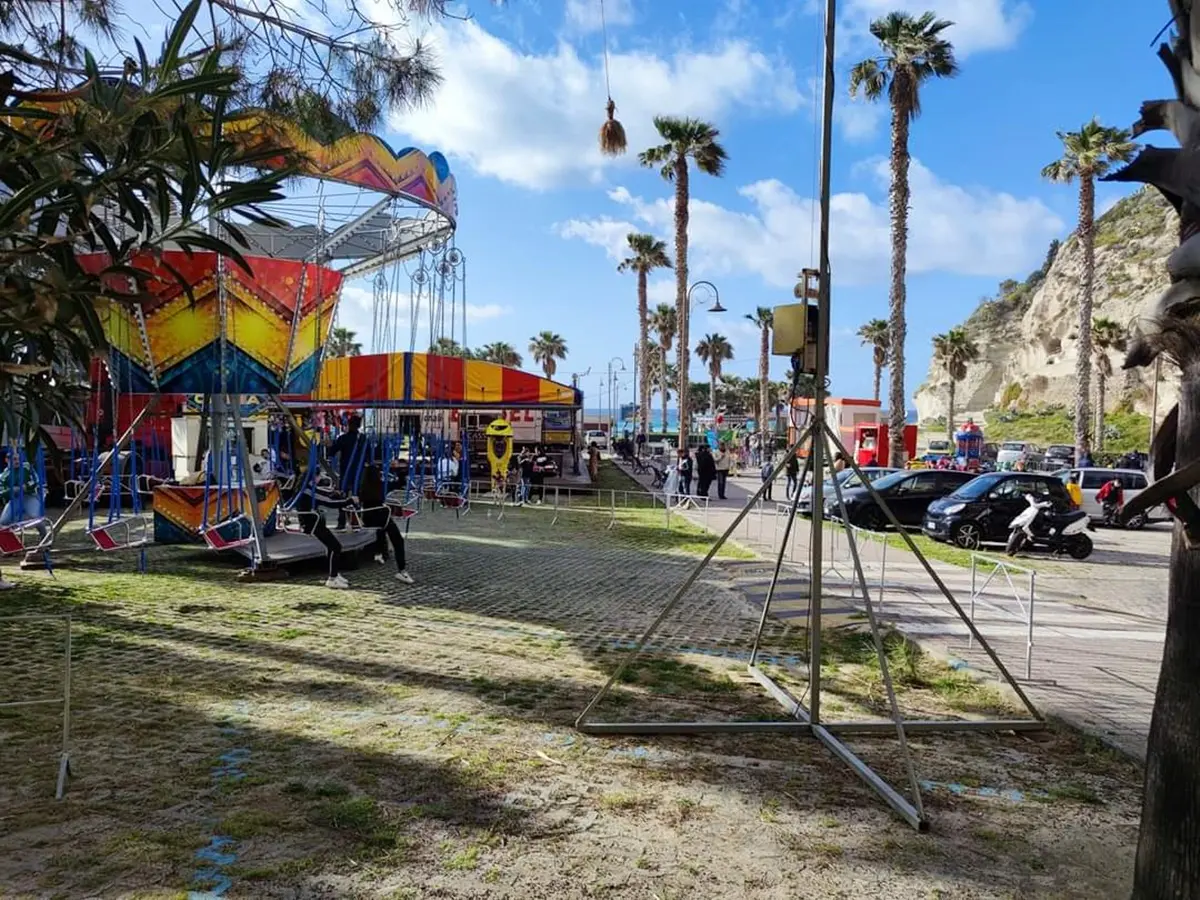 Tropea, dopo due anni torna lo storico luna park ai piedi dell'Isola: l'ex sindaco aveva vietato l'installazione delle giostre