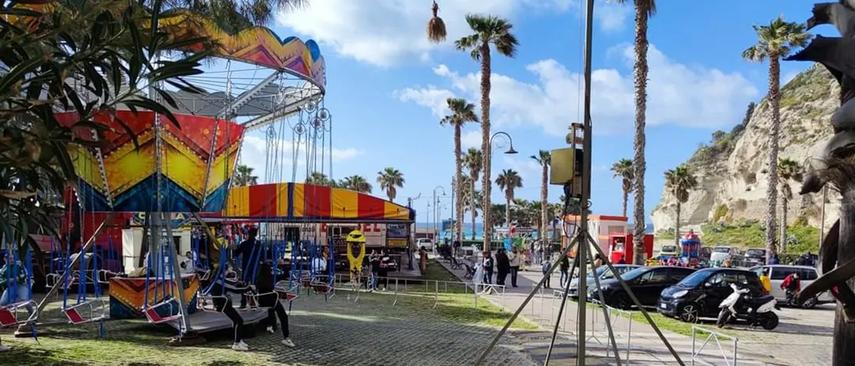 Tropea, dopo due anni torna lo storico luna park ai piedi dell'Isola: l'ex sindaco aveva vietato l'installazione delle giostre