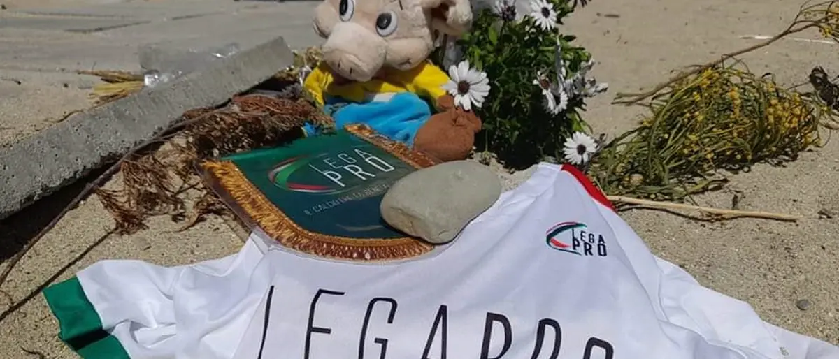 Naufragio a Cutro, la Lega Pro sulla spiaggia per omaggiare le vittime