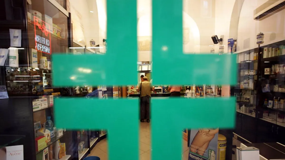Una farmacia vista dalla porta di ingresso ANSA , ANSA