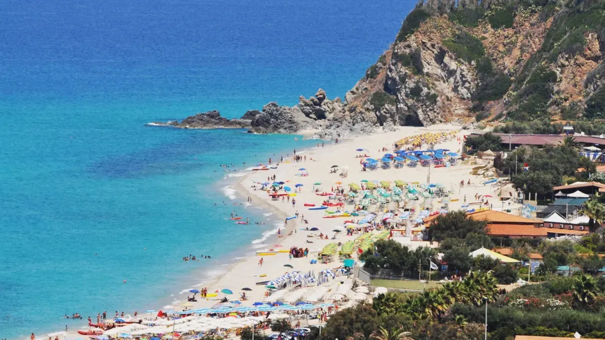 Estate a Zambrone, pronto a ripartire il servizio navetta destinazione mare: gli orari