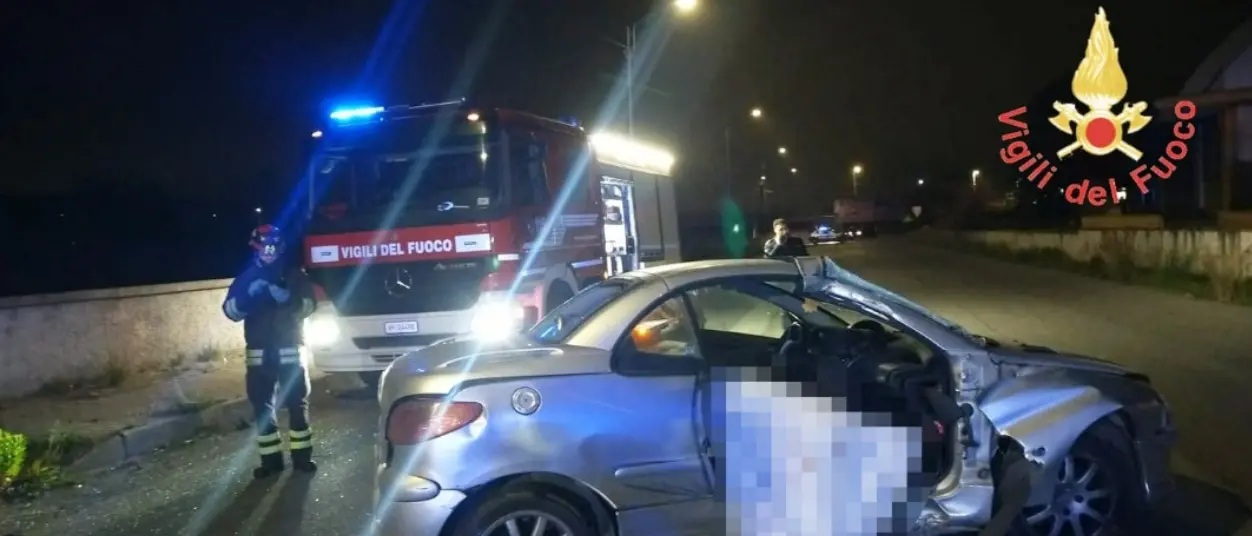Tragico incidente a Catanzaro, auto contro un lampione: un morto