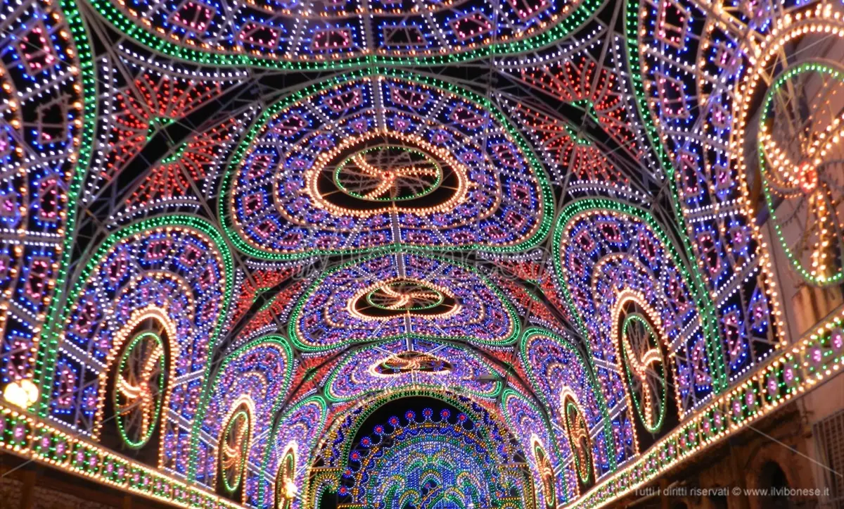 Luci d’arte e tradizione, a Cessaniti tutta la magia (e la storia) delle luminarie