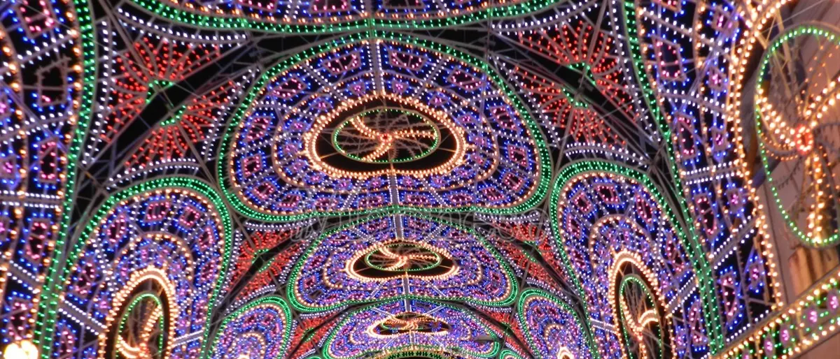 Luci d’arte e tradizione, a Cessaniti tutta la magia (e la storia) delle luminarie