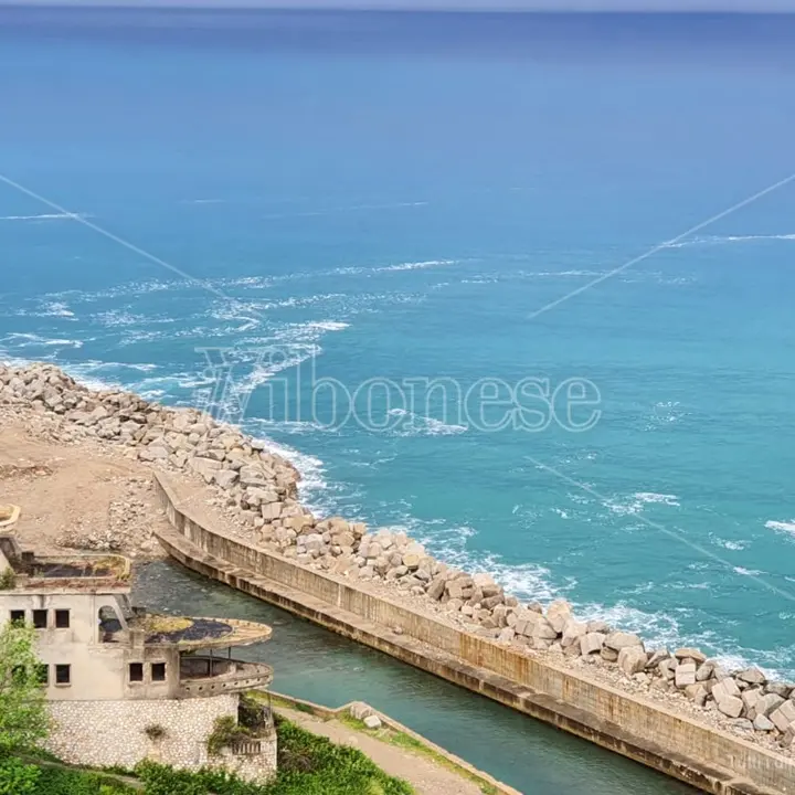 Pizzo verso l'estate, ma il mare sporco preoccupa Comune e cittadini - Video