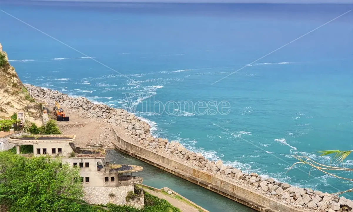 Pizzo verso l'estate, ma il mare sporco preoccupa Comune e cittadini - Video