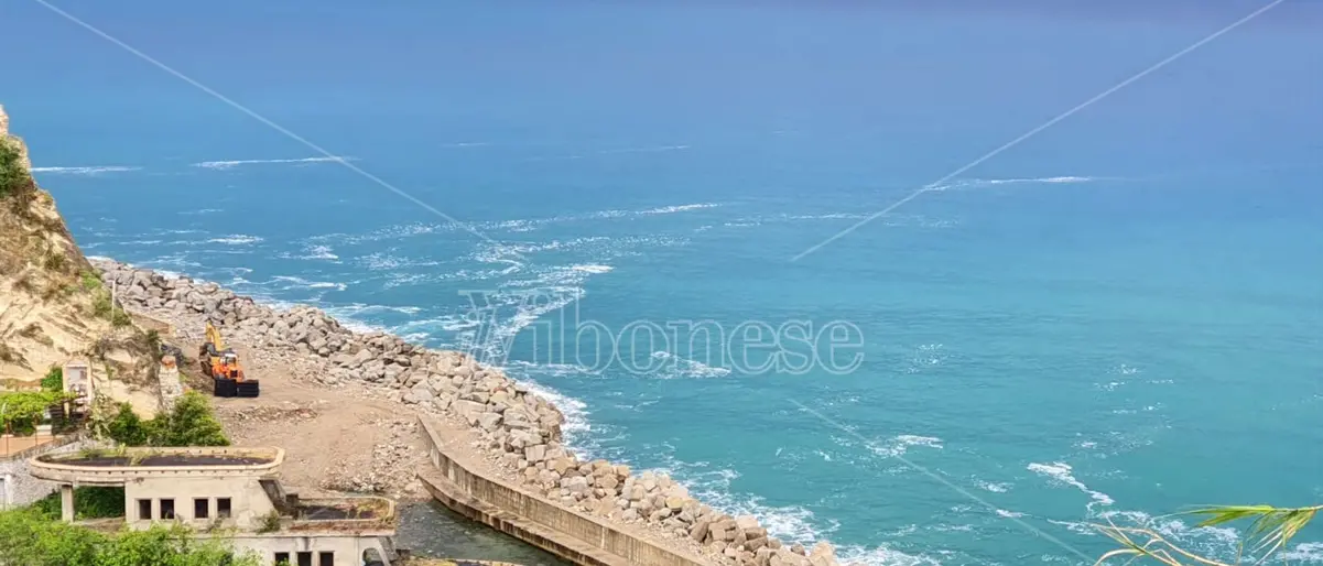 Pizzo verso l'estate, ma il mare sporco preoccupa Comune e cittadini - Video