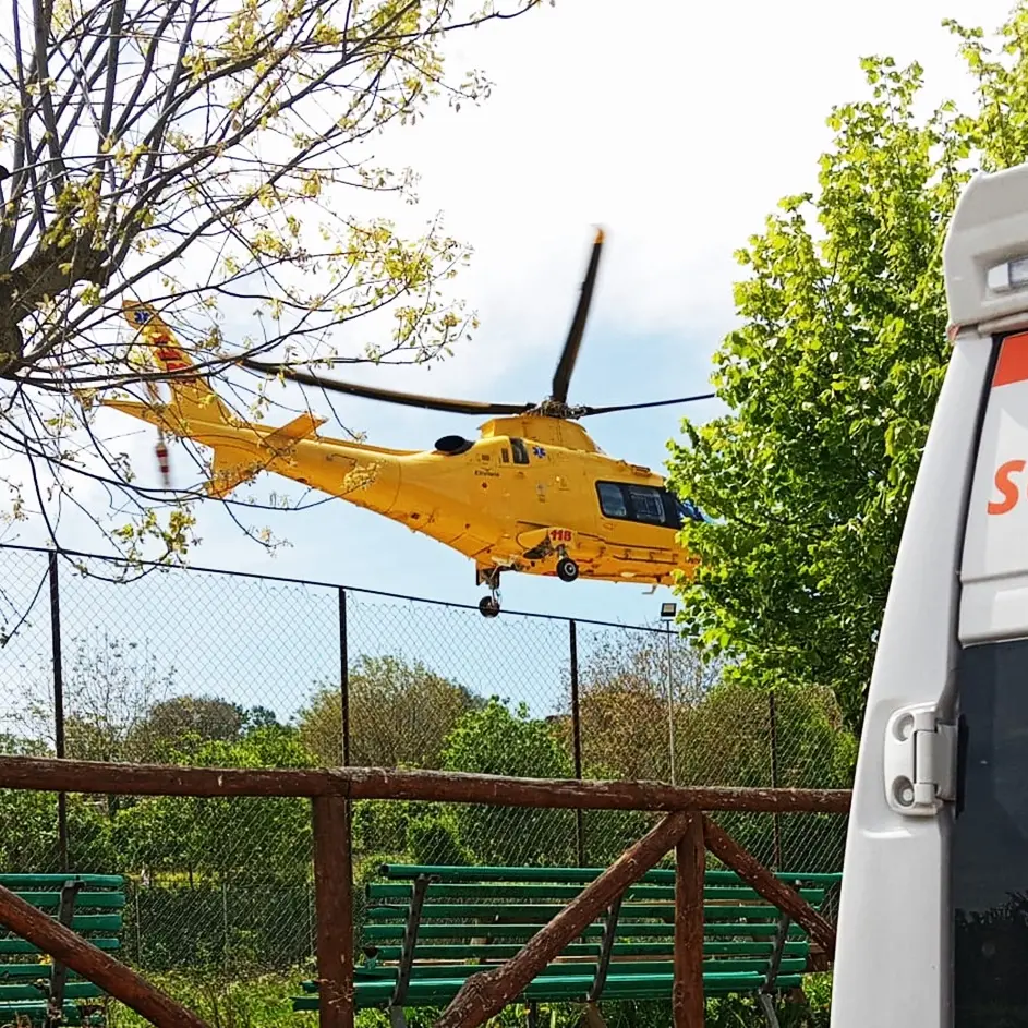 Trattore si ribalta e schiaccia un agricoltore nel Vibonese: interviene l'elisoccorso