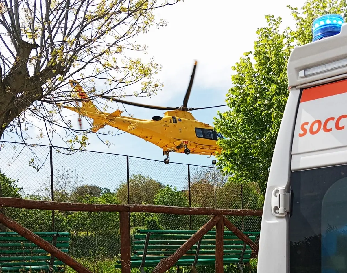 Trattore si ribalta e schiaccia un agricoltore nel Vibonese: interviene l'elisoccorso