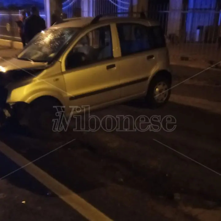Incidente stradale alle porte di Mileto: auto sbanda sull’asfalto viscido, ragazza ferita