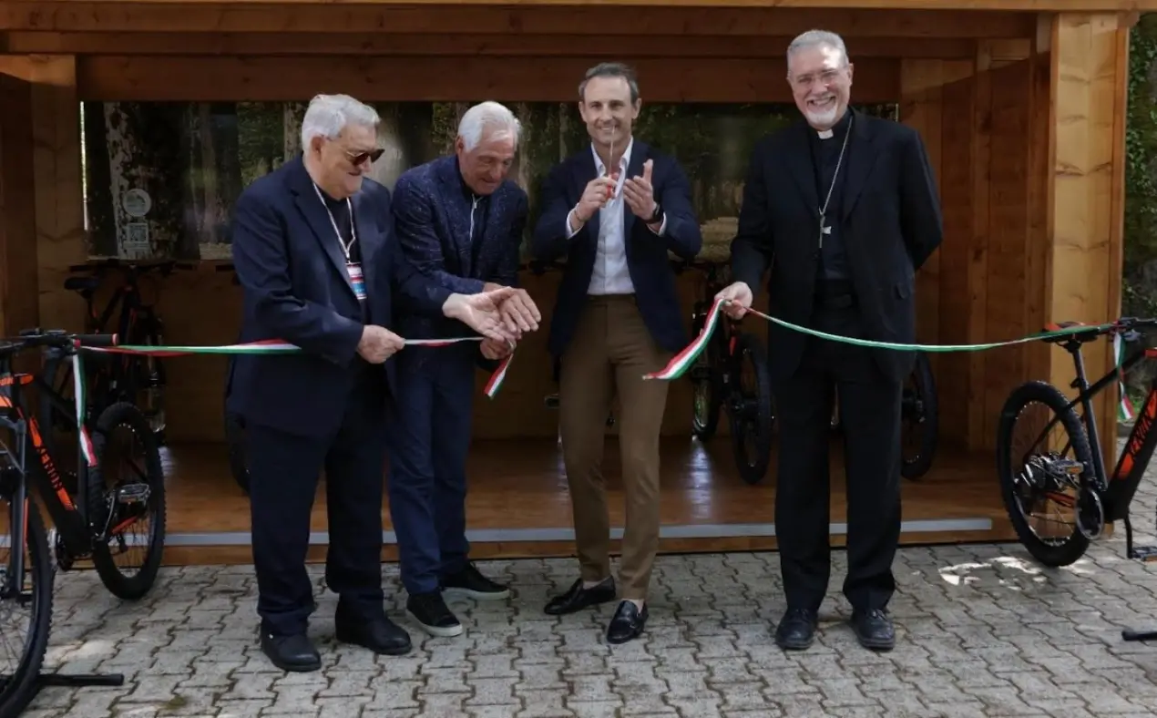 Il Parco delle Serre in bici, inaugurata la stazione di bike sharing: ospite d’onore il campione Moser - Video