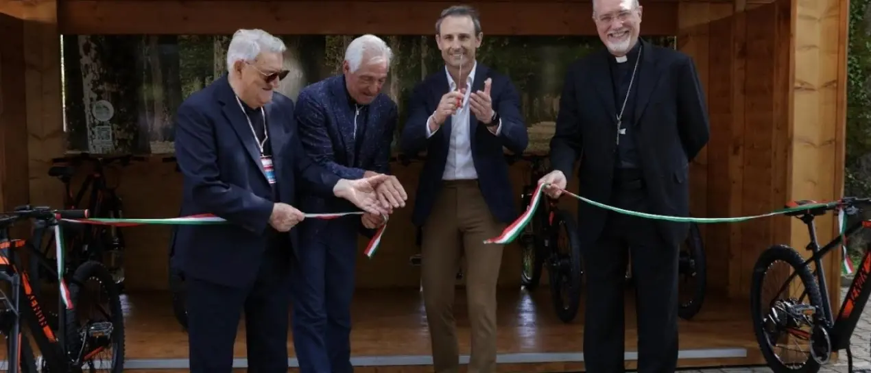 Il Parco delle Serre in bici, inaugurata la stazione di bike sharing: ospite d’onore il campione Moser - Video