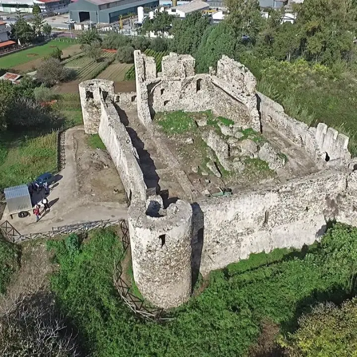 Il Castello di Bivona fu costruito quando era lambito dal mare: dalla cinta muraria emerge lo scoglio di arenaria su cui poggia